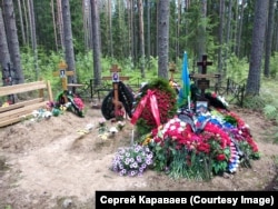 Могила Глеба Тихомирова и его родных на Кирилловском кладбище