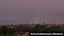 Российские военные обстреливают зажигательными снарядами Марьинку