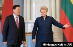 Dalia Grybauskaitė litván elnök (j) fogadja Csang Decsiangot, a Kínai Népi Gyűlés elnökét a vilniusi elnöki palotában 2017. április 14-én