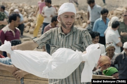 Qizlar navbatma-navbat yigitning yuziga otirishadi Uch kishilik oral seks porno