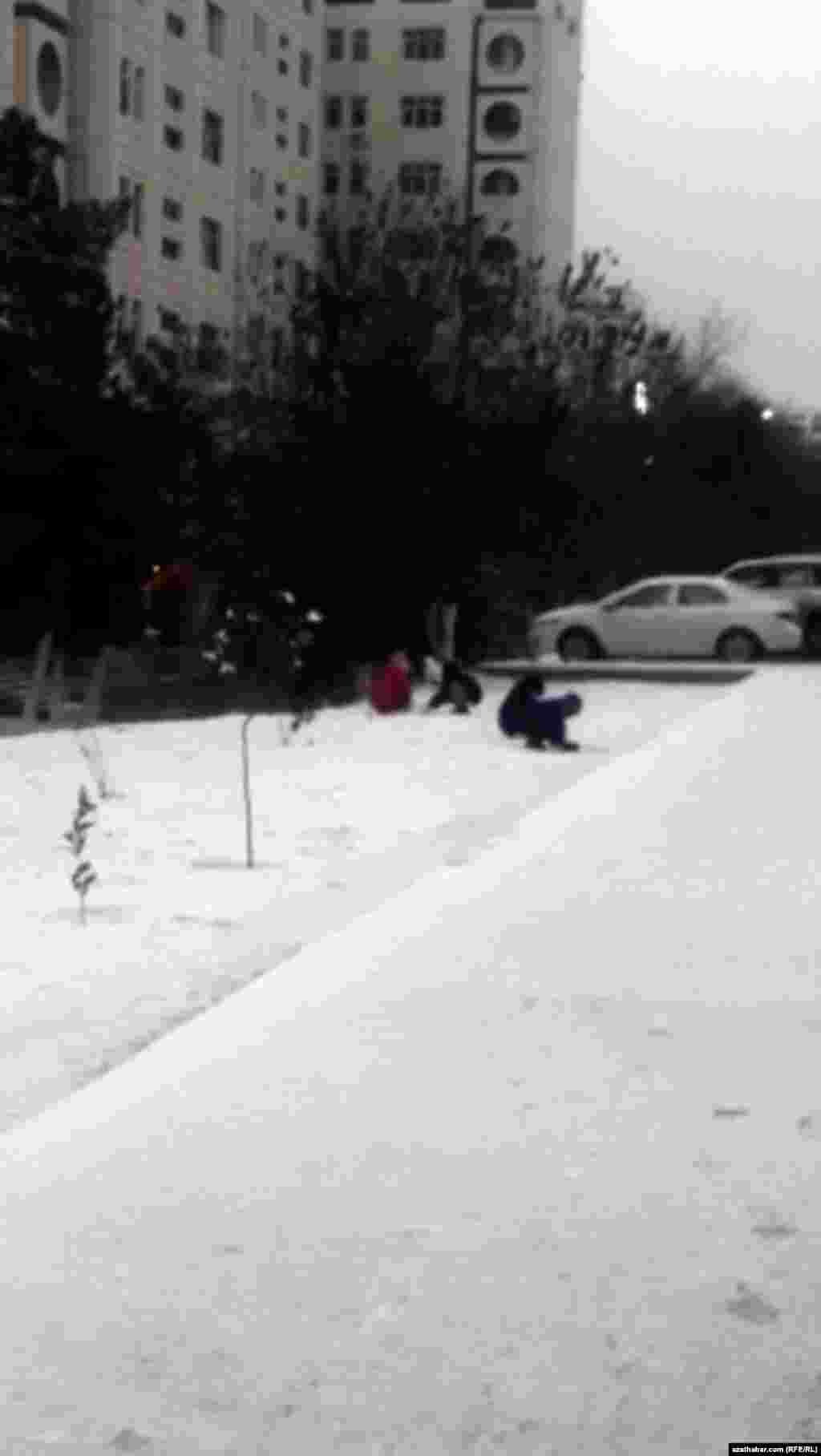 Дети играют в снежки. Ашхабад, декабрь, 2020.&nbsp;