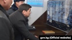 Премьер-министр Кыргызской Республики Мухаммедкалый Абылгазиев ознакомился с работой проекта «Безопасный город» в городе Кочкор-Ата. 20 декабря 2019 года.