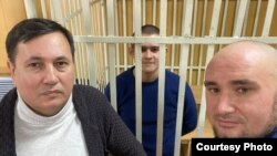 Шәмсетдинов (уртада) адвокатлары Равил Тугушев (сулда) һәм Руслан Нәгыев белән