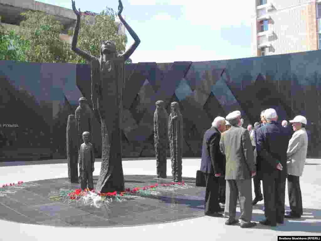 Жители Астаны собрались у скульптур монумента.