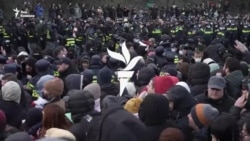 Задержания на акции у торгового центра Tbilisi Mall