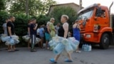Місцеві мешканці в черзі за водою до водовоза, окупований Донецьк, 29 липня 2025 року