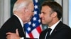 Президент Франції Емманюель Макрон (праворуч) тисне руку президенту США Джо Байдену під час офіційної зустрічі в рамках державного візиту до Франції, 8 червня 2024 року