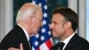 Predsednik Sjedinjenih Američkih Država Džozef Bajden sa francuskim predsednikom Emanuelom Makronom u Parizu, 8. juna 2024. 
