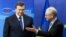 Ukrainian President Viktor Yanukovych (left) and President of the European Council Herman Van Rompuy meet at EC headquarters in Brussels. (file photo)