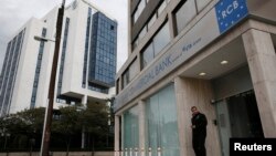 У столиці Нікосії, як і на всьому Кіпрі, в очікуванні на рішення парламенту про податок закриті всі банки, в тому числі й російські, 19 березня 2013 року