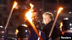 Tradiționala ceremonie militară care marchează încheierea mandatului unui cancelar german: „Der Große Zapfenstreich” pentru Angela Merkel, Berlin, 2 decembrie 2021