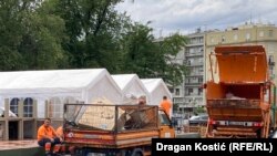 Radnici "Gradske čistoće" raščišćavaju prostor oko improvizovanog parka, 8. jul 2025.