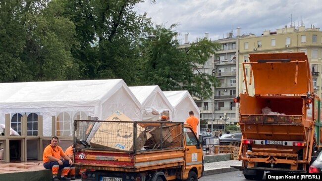 Radnici "Gradske čistoće" raščišćavaju prostor oko improvizovanog parka, 8. jul 2025.