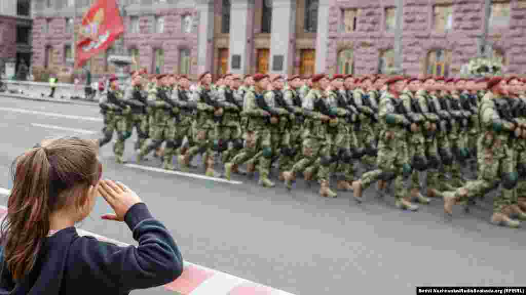 O fetiță salută militarii care participă la&nbsp;prima repetiție a paradei militare dedicate celei de-a 30-a aniversări a independenței Ucrainei, Kiev, 18 august 2021. &nbsp;