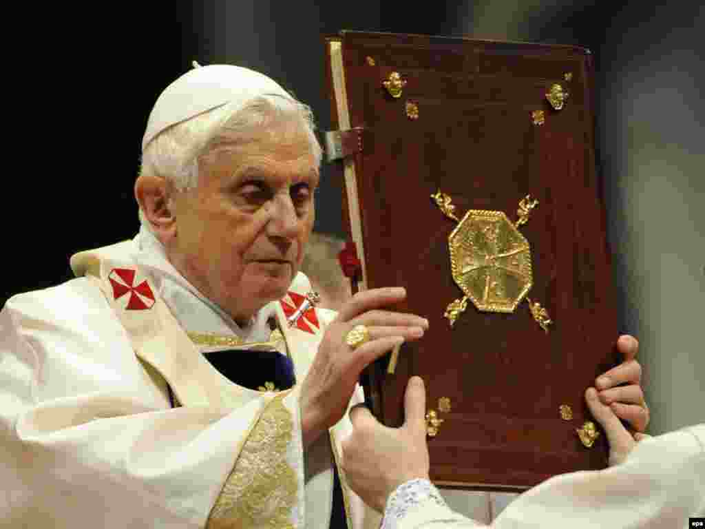 Ватыкан: Папа Бэнэдыкт XVI падчас першай у новым годзе імшы.