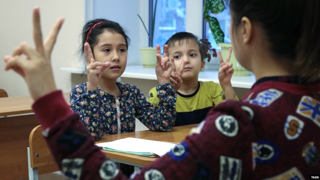 For Central Asian Migrants, Russia’s School Rules Are Splitting Families 