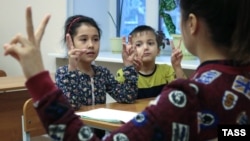 Дети во время занятий в воскресной школе для детей мигрантов. Россия, Пермь, 23 декабря 2017 года