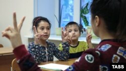 Decembrie 2017 - elevi la o școală pentru imigranți din Perm, Rusia.