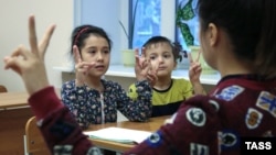 School classes for children of Central Asian migrants in Russia. 