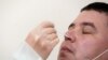 Testul antigen pentru depistarea Covid-19 este o procedură care se poate face acasă, prin prelevarea unui exudat din nasul pacientului 