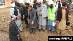 د ارزګان والي په دغه ولایت کې د پروژو د کار د پرانیستې په حال کې