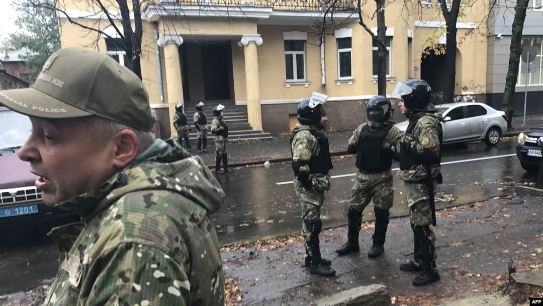 A special police unit stands guard near the apartment of Ukrainian Interior Minister Arsen Avakov’s son, Oleksandr, who was reportedly detained in Kharkiv on October 31. 