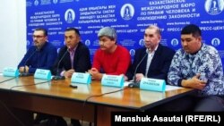 Алматыда баспасөз жиынын өткізген белсенділер (солдан оңға қарай): Геннадий Крестьянский, Мұрат Шорманов, Еркін Қазиев, адвокат Салауат Сәскебаев және Айдар Оразбеков. 9 қазан 2019 жыл.