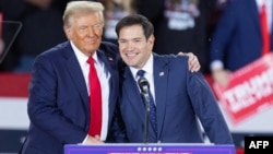 Împăcați și aliați: Marco Rubio (dreapta) la un miting electoral cu Donald Trump pe ultima sută de metri a campaniei victorioase, în Carolina de Nord, la 4 noiembrie 2024.