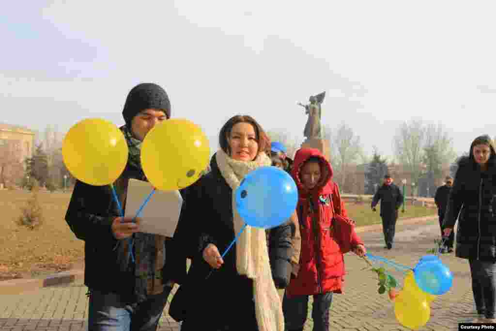 Марш начался от памятника Уркуи Салиевой и завершился на площади Ала-Тоо.&nbsp;