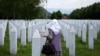 Një myslimane boshnjake viziton varrezat në Memorialin e Gjenocidit të Srebrenicës në Potoçari më 8 qershor 2021.
