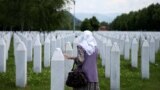 Bosanka među nišanima žrtava genocida u Srebrenici, u Memorijalnom centru Potočari, 8. jun 2020. godine