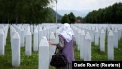 Një myslimane boshnjake viziton varrezat në Memorialin e Gjenocidit të Srebrenicës në Potoçari më 8 qershor 2021.
