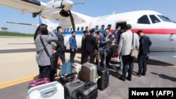 Gazetarët në aeroportin Kalma, Wonsan