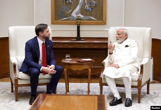 Kryeministri indian Narendra Modi takohet me zëvendëspresidentin e SHBA-së J.D. Vance në rezidencën e tij në Delhi, Indi, më 21 prill 2025.