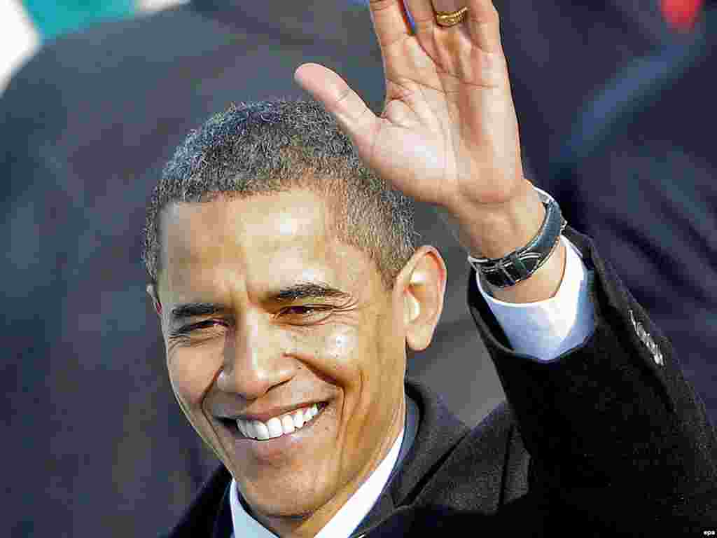 Presidenti Obama... - obama20 epa01606617 US President Barack Obama waves after delivering his inaugural address after being sworn in as the 44th President of the United States in Washington, DC, USA 20 January 2009. Obama defeated Republican candidate John McCain on Election Day 04 November 2008 to become the next U.S. President. 