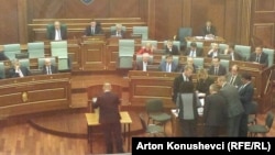 Pamje nga procesi i votimit të djeshëm për president në Kuvendin e Kosovës