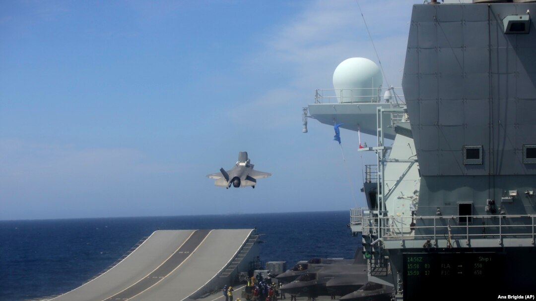 Un avion de luptă F-35 decolează în timpul exercițiului Steadfast Defender 21 al NATO de pe portavionul HMS Queen Elizabeth în largul coastei Portugaliei, 27 mai 2021.