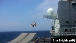 Un avion F-35 jet decolează de pe portavion în largul coastelor Portugaliei în cadrul exercițiilor NATO Steadfast Defender 2021 (AP Photo/Ana Brigida)