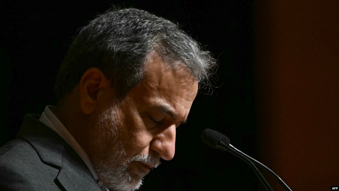 Ministrul iranian de externe, Abbas Araghchi, își înclină capul după o conferință de presă la Centrul de Congrese Lutfi Kırdar, în marja celei de-a 51-a sesiuni a Consiliului Miniștrilor de Externe al Organizației Cooperării Islamice (OIC), de la Istanbul, iunie 2025.