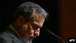 Ministrul iranian de externe, Abbas Araghchi, își înclină capul după o conferință de presă la Centrul de Congrese Lutfi Kırdar, în marja celei de-a 51-a sesiuni a Consiliului Miniștrilor de Externe al Organizației Cooperării Islamice (OIC), de la Istanbul, iunie 2025.