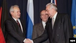 Slobodan Milošević i Franjo Tuđman se rukuju na potpisivanju Dejtonskog sporazuma za BiH, 21. novembar 1995 (Alija Izetbegović u pozadini)