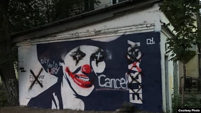 В публикации казахстанского издания об испорченном неизвестными мурале чиновники усмотрели признаки «осквернения» изображений первого президента. Мурал разрисовали 8 июля 2021 года, в тот же день его закрасили