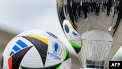 جایزه و توپ رقابت‌های فوتبال جام ملت‌های اروپا ۲۰۲۴ در برلین 