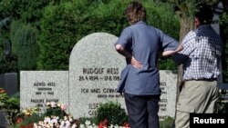 Прежняя могила Рудольфа Гесса в г.Вунзидел, Германия. 16.8.2000.