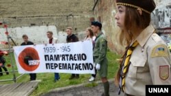 Вшанування пам’яті загиблих в роки Другої світової війни на території Національного музею-меморіалу жертв окупаційних режимів «Тюрма на Лонцького» під час заходів до Дня пам'яті та примирення. Львів, 8 травня 2016 року