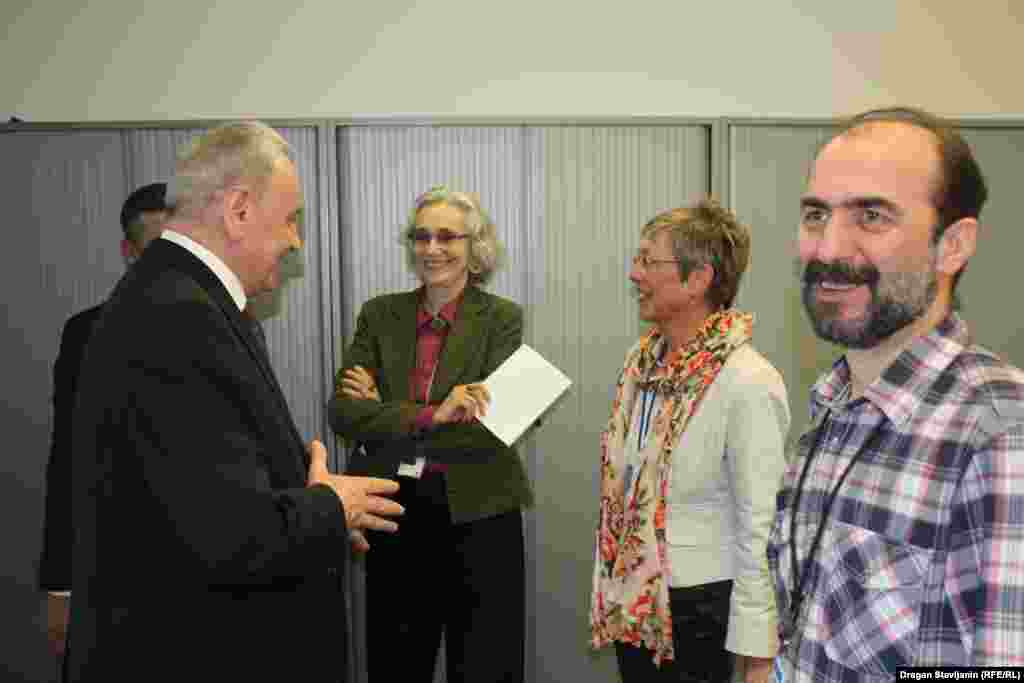 În redacţia de limbă română: Nicolae Timofti, Oana Serafim, Ileana Giurchescu şi Radu Benea