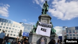 اعتراض فعالان حقوق بشر مقابل ساختمان پارلمان اروپا در بروکسل، پایتخت بلژیک