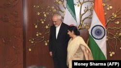 Indian Foreign Minister Sushma Swaraj (right) talks with Iranian counterpart Mohammad Javad Zarif in New Delhi.