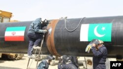 Iranians work on a section of a pipeline intended to deliver oil supplies to Pakistan. (file pjhoto)