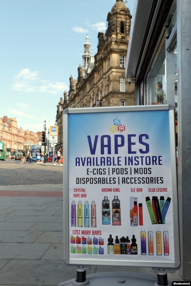 Një shenjë në Leeds duke reklamuar cigare elektronike njëpërdorimëshe para se pajisjet të ndaloheshin.
